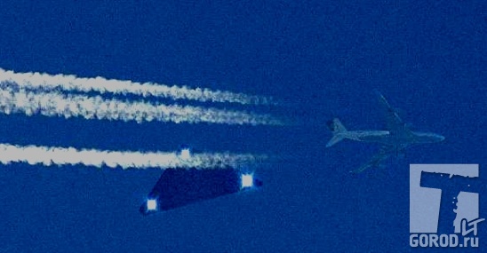 Фотография треугольного НЛО рядом с летящим самолетом